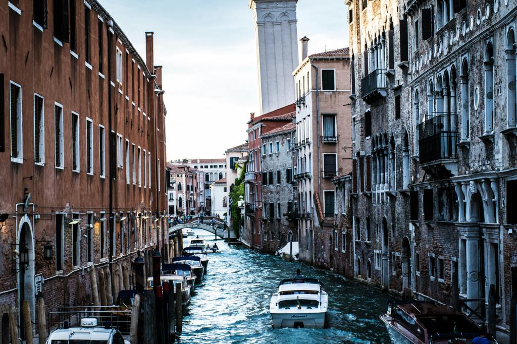 Venezia, il comitato “Veneziani non distratti” intitola una calle ai borseggiatori: la protesta (e le&nbsp;polemiche)